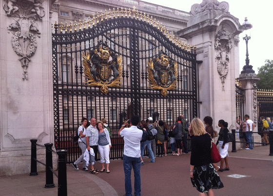 Buckingham Palace tourists