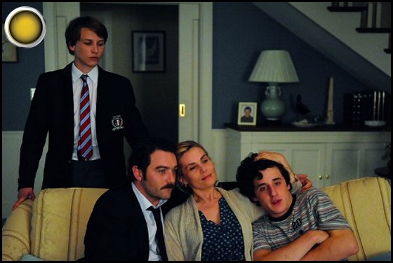 In the House Dans la maison yellow light